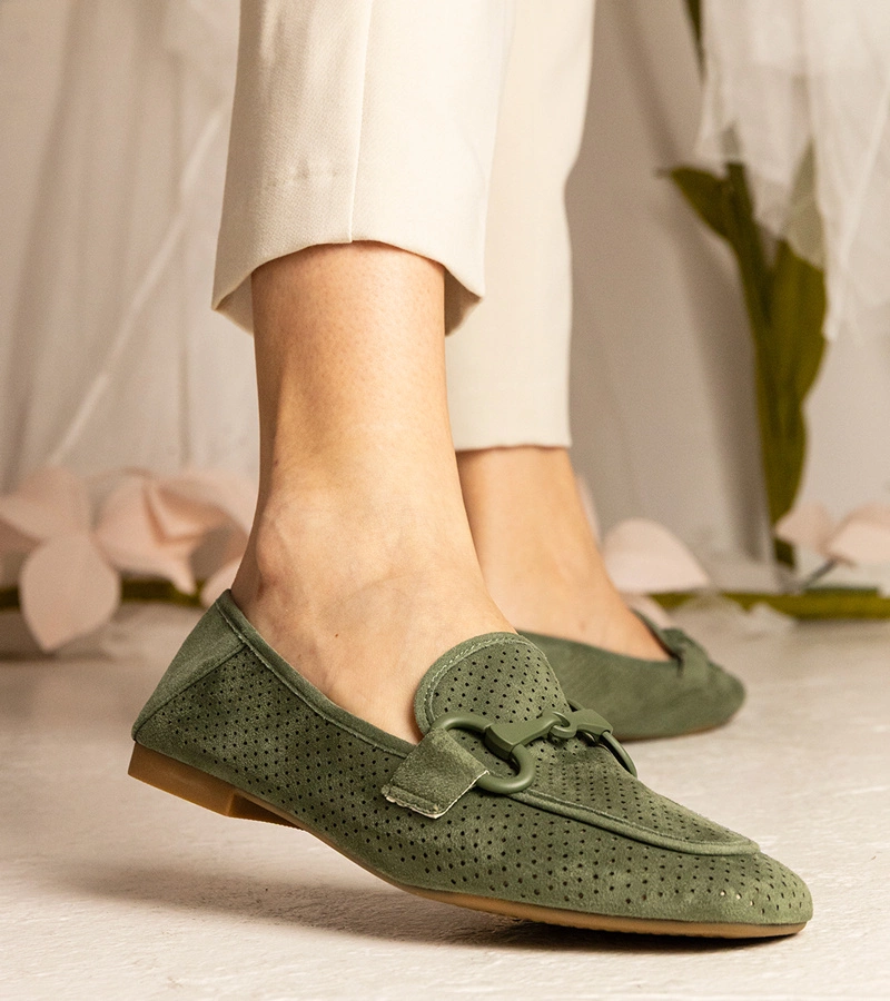 Zielone damskie mokasyny ażurowe z ozdobą Mensory