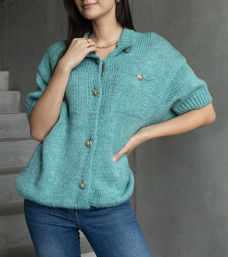 Sweter damski miętowy z krótkim rękawem ozdobne guziki