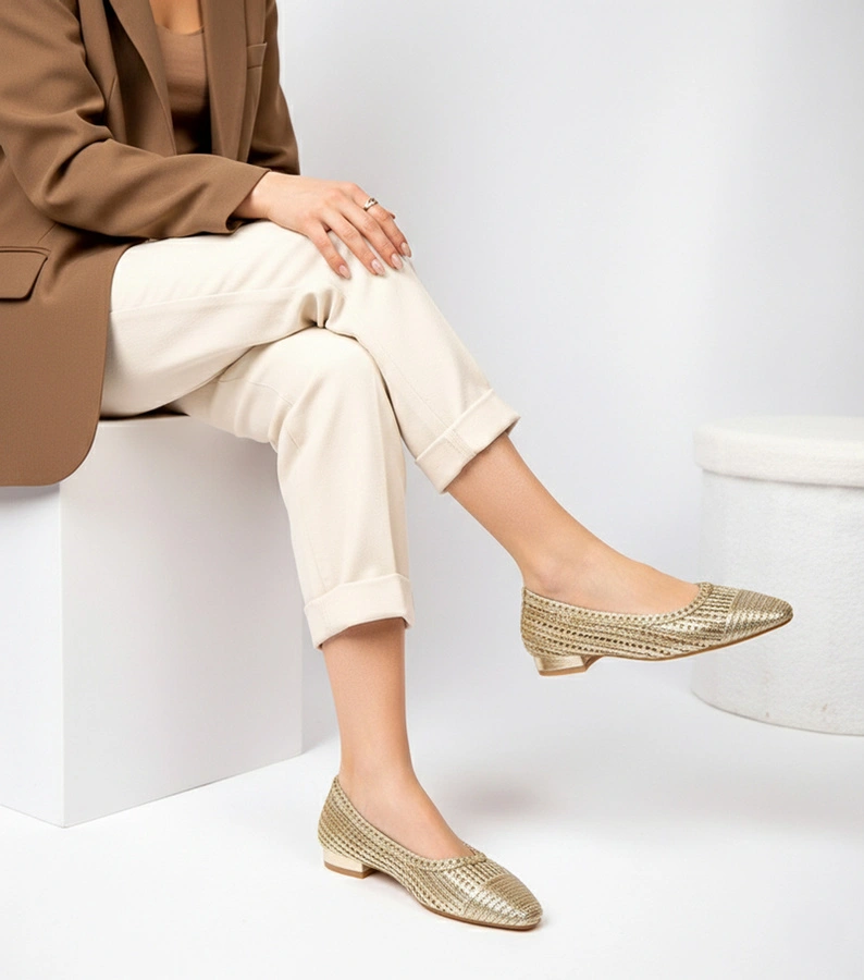 Złote ażurowe balerinki na niskim obcasie Simone