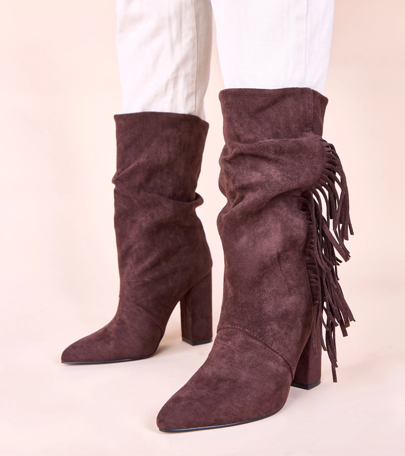 Brązowe botki na słupku wsuwane z frędzlami Briena