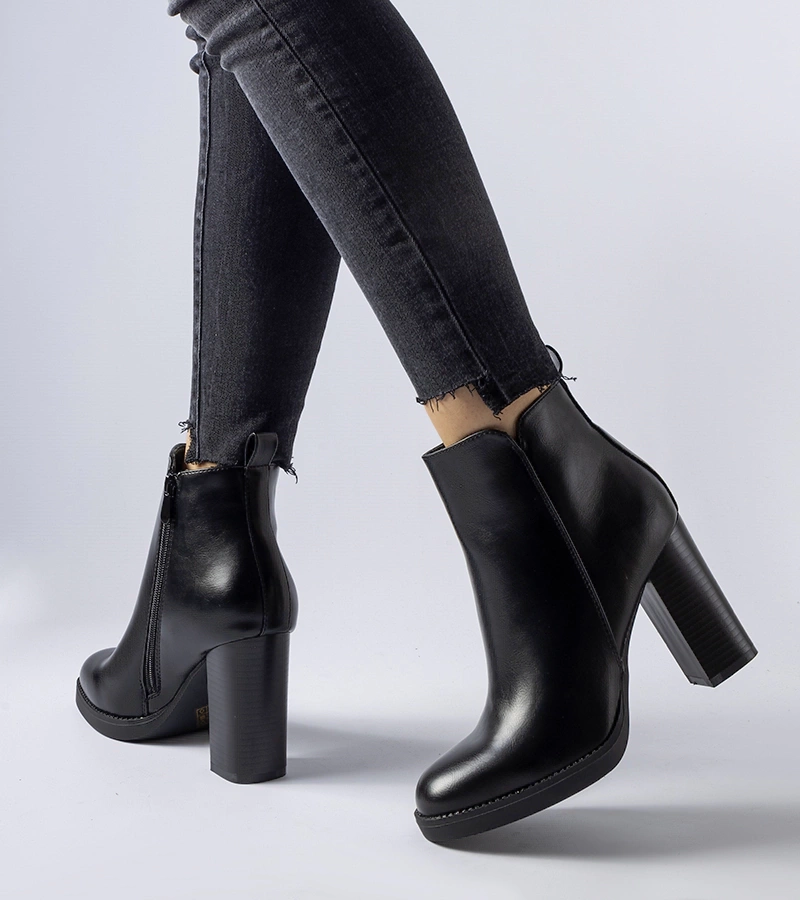 Czarne ocieplane botki na słupku Sambruson