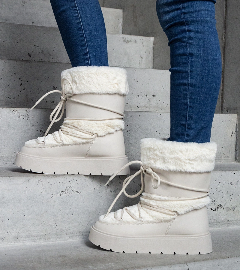 Jasnobeżowe ocieplane śniegowce zdobione futerkiem Istiss