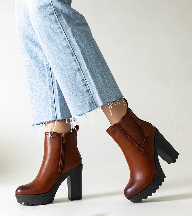 Brązowe botki na wysokim słupku Maladi