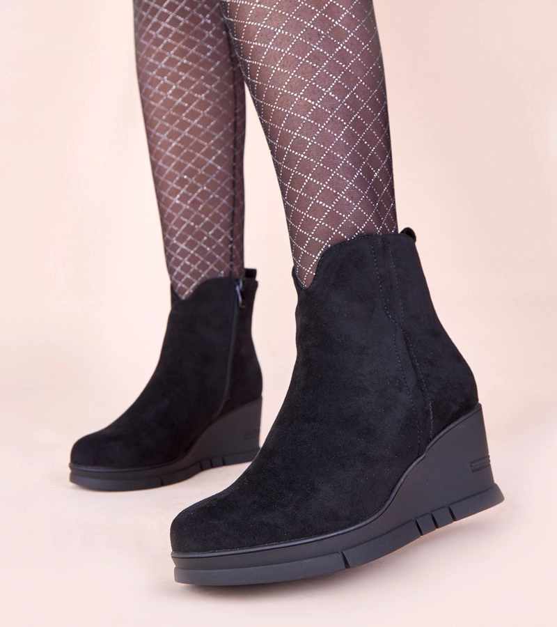 Czarne botki na koturnie z ekozamszu Adala