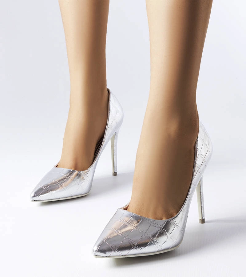 Srebrne szpilki zdobione tłoczeniem Raison