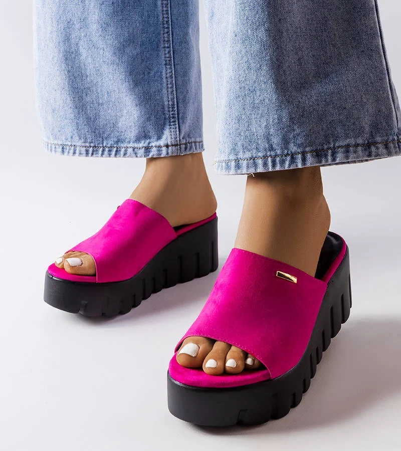 Różowe masywne klapki na koturnie Agnes