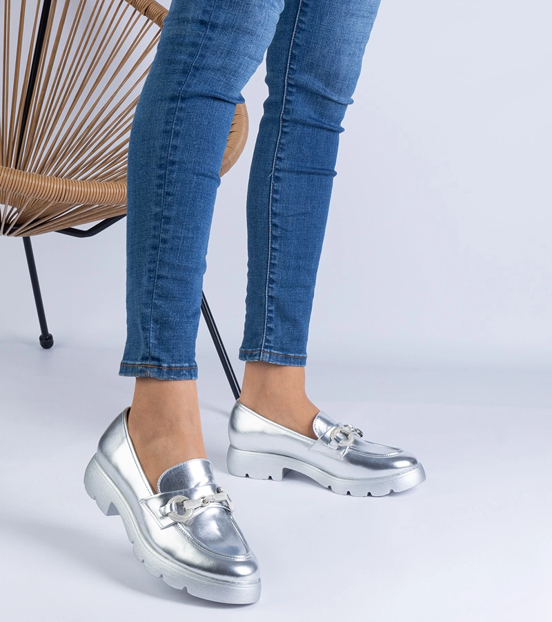 Srebrne półbuty klasyczne z ozdobą Amikol