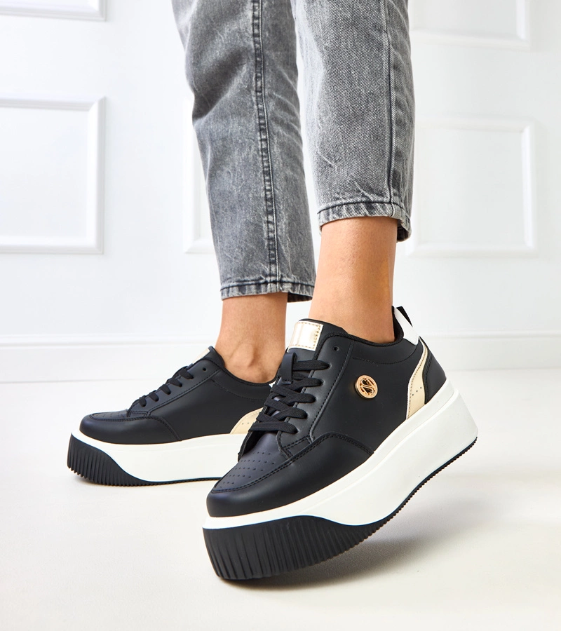 Czarne sneakersy na platformie ze złotym motywem Baresi