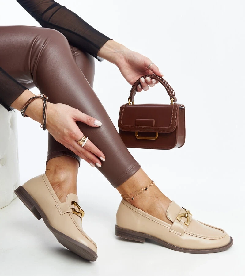 Beżowe mokasyny z klamerką Lea