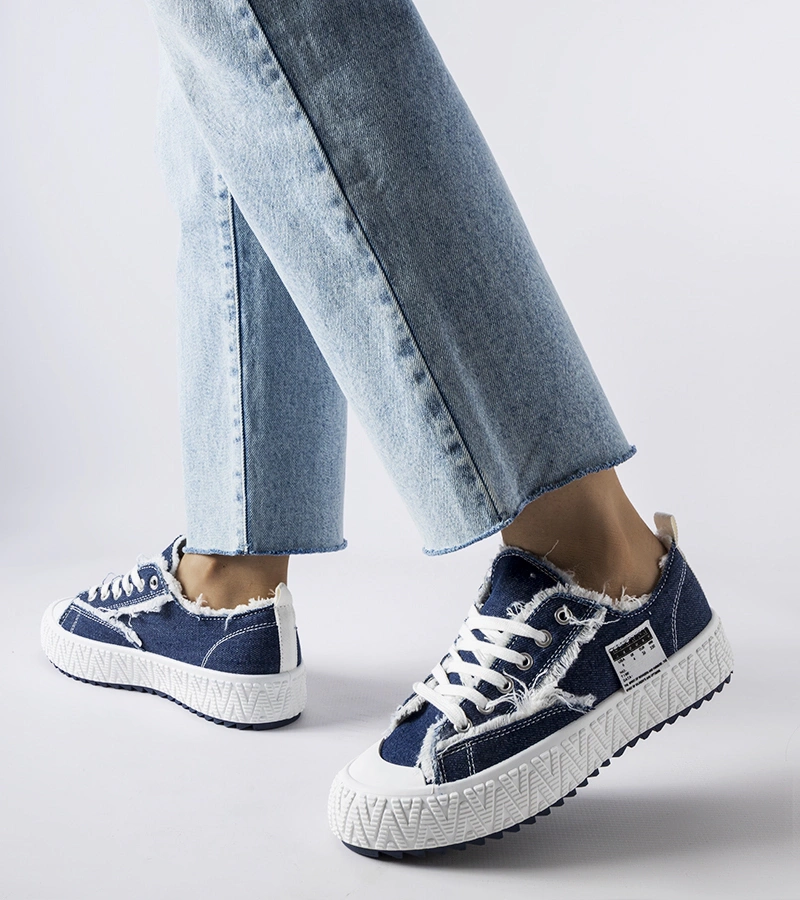 Granatowe trampki z przetarciami Safiy