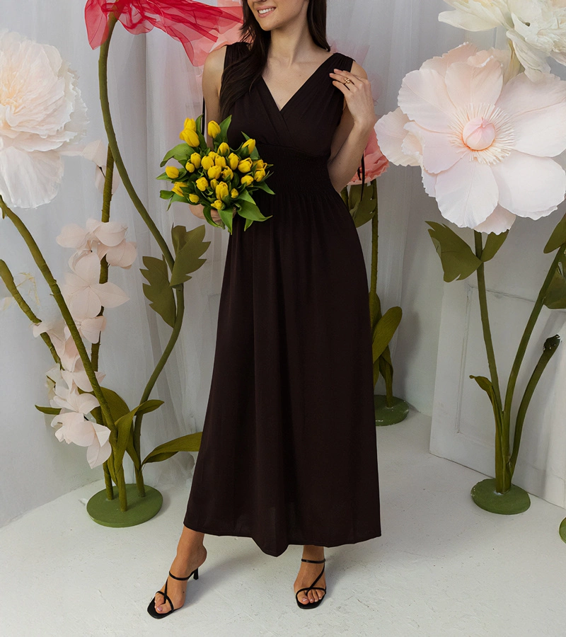 Brązowa sukienka maxi z marszczeniami Petrona