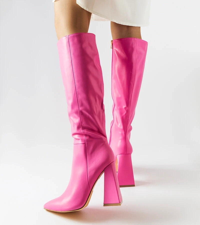 Różowe kozaki na słupku Medicina