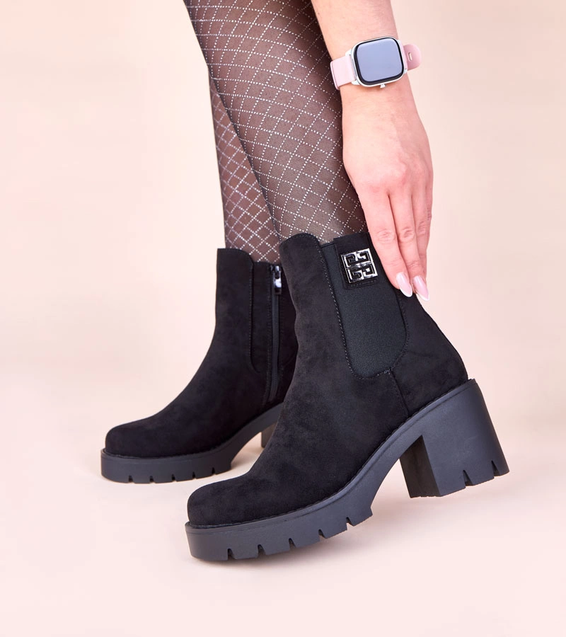 Czarne botki na słupku z elastyczną wstawką Stilla