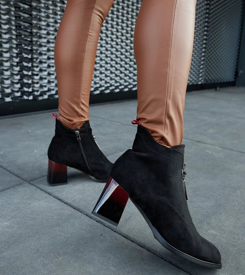 Czarne botki na lakierowanym słupku Gianleone