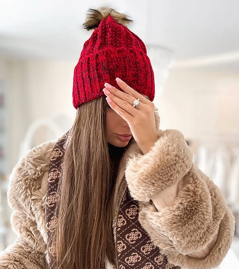 Czerwona czapka damska z pomponem Thalia