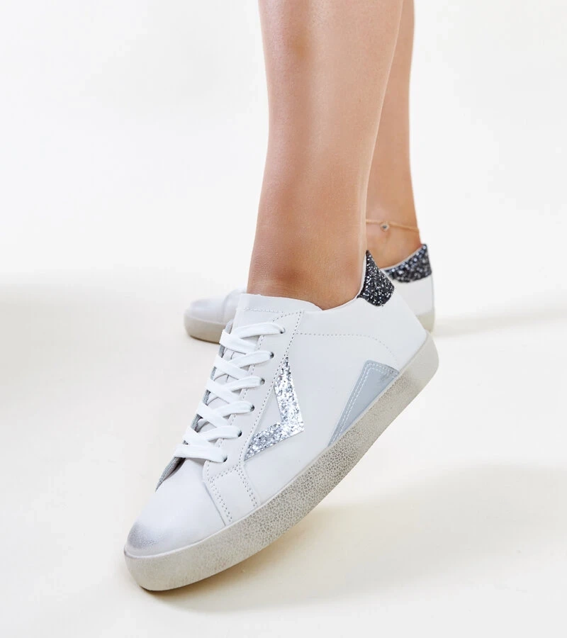 Białe sneakersy z efektem ,,znoszenia'' Gombola