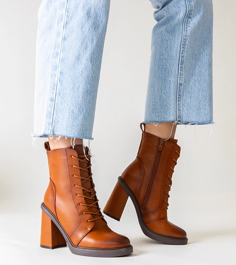 Brązowe botki na słupku z eko skóry Gergesa