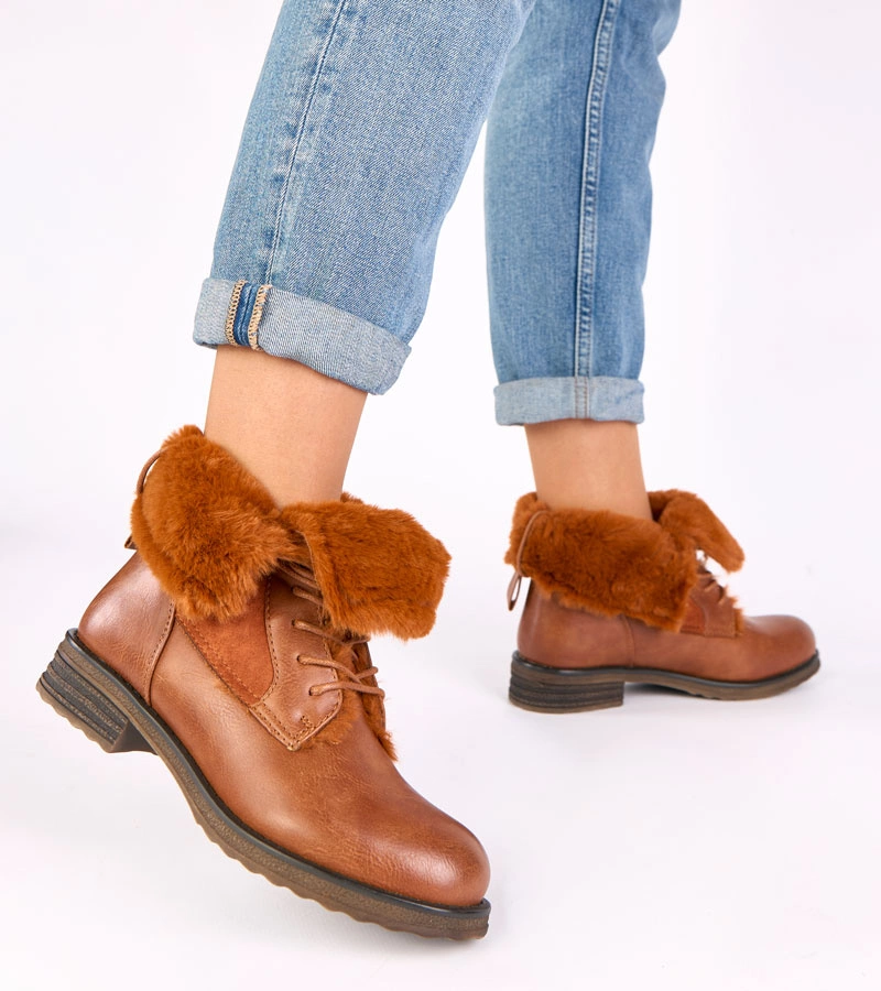 Brązowe botki wiązane z futerkiem Joyca