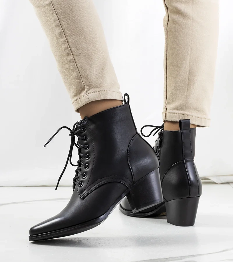 Czarne botki Seameet