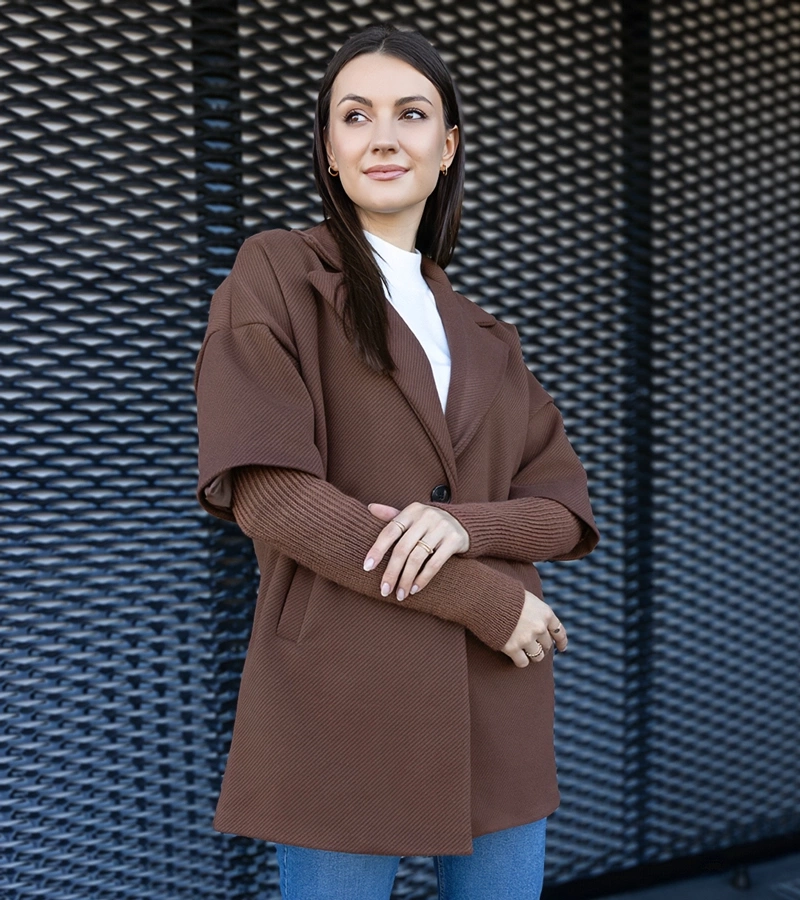 Brązowy płaszcz ze sweterkowymi rękawami Sameha