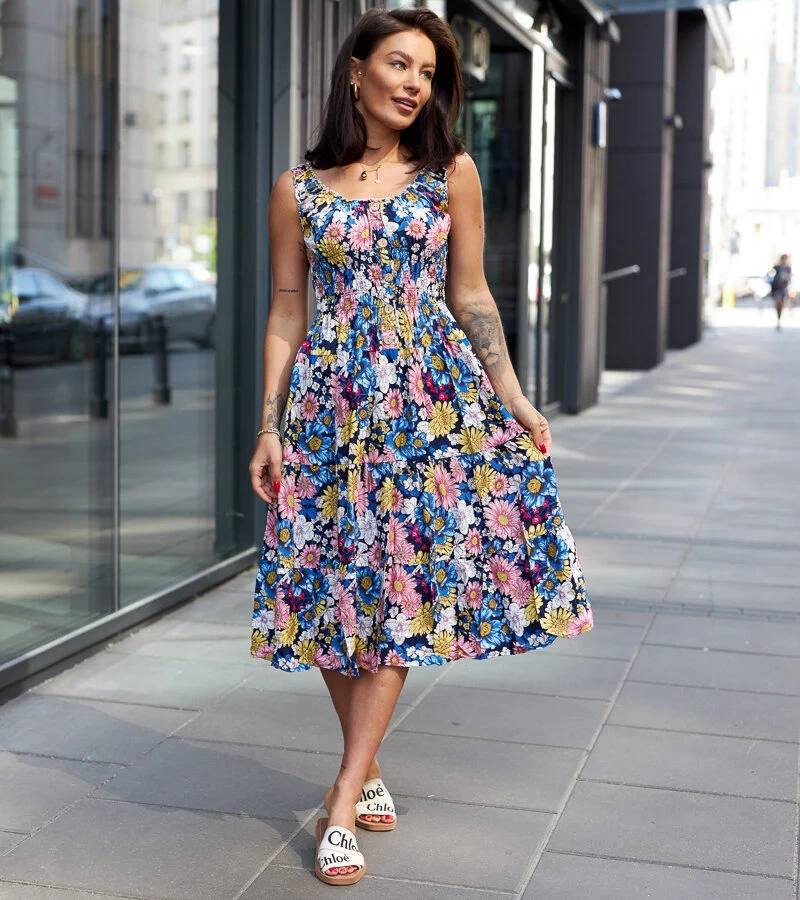 Niebieska sukienka midi w kwiaty Kiera