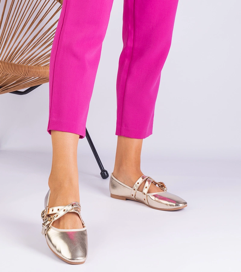 Złote balerinki z ekoskóry zdobione klamrami Emmarino