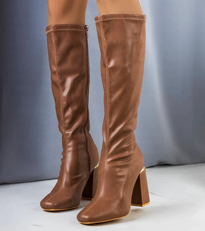 Brązowe kozaki na słupku Sarabi