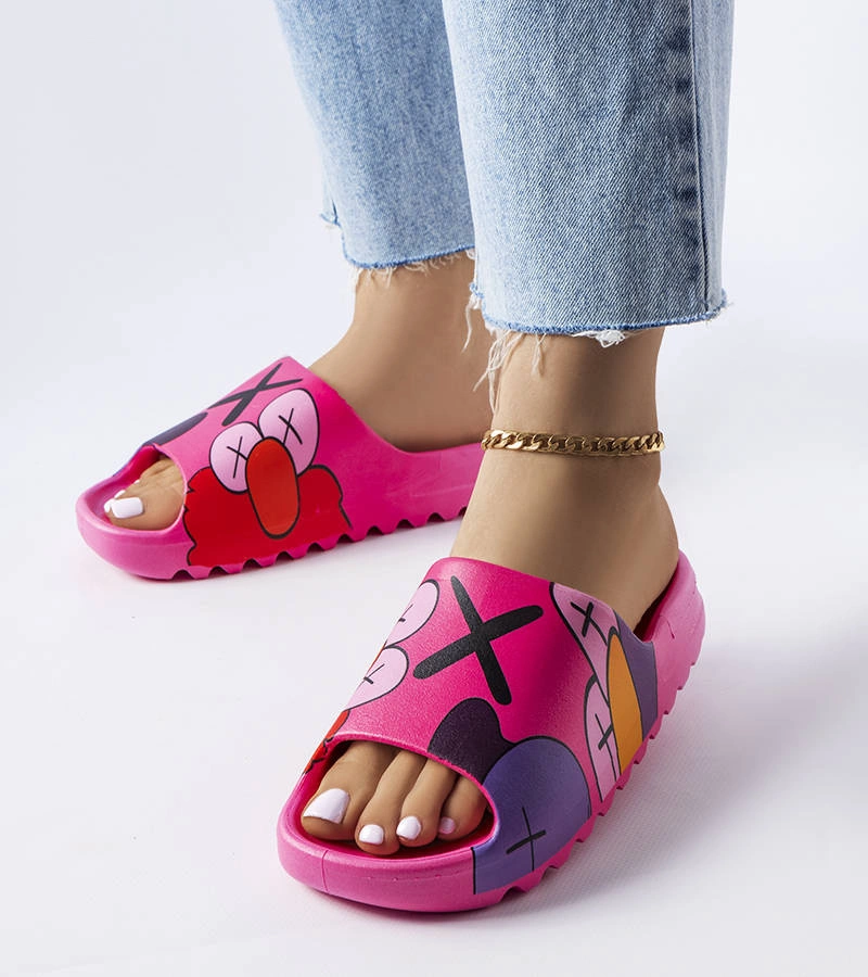 Ciemnoróżowe klapki z nadrukami Lindale