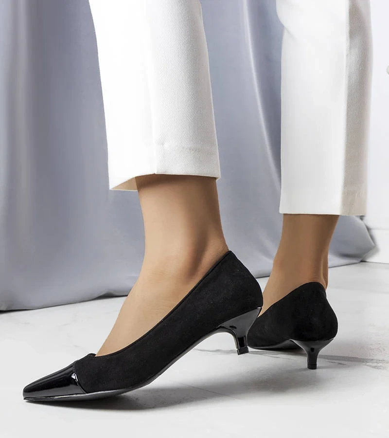 Czarne czółenka z lakierowanym noskiem Duck