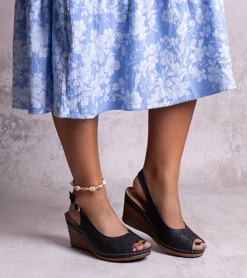 Czarne sandały na koturnie Sakna