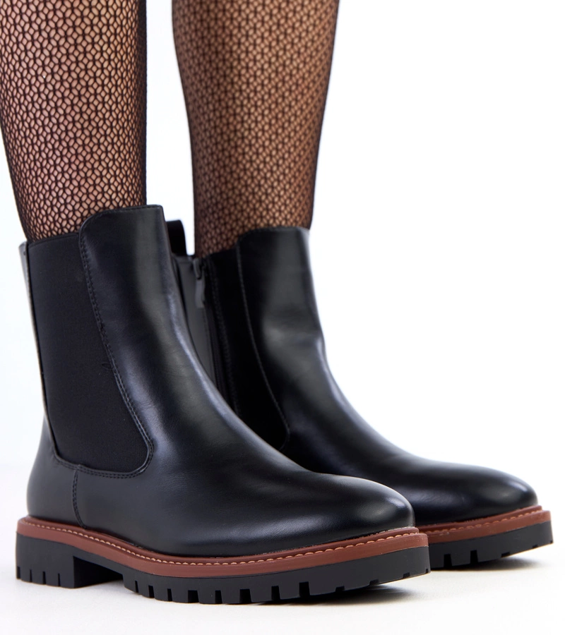 Czarne botki na płaskiej podeszwie z elastyczną wstawką Terrami