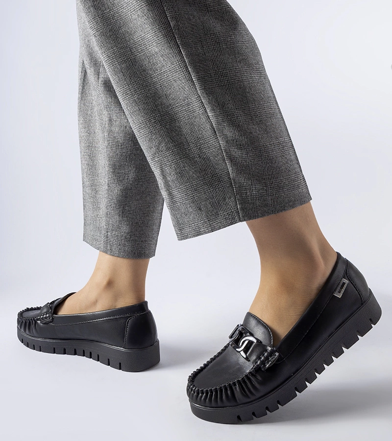 Czarne mokasyny z klamerką na koturnie Lionella