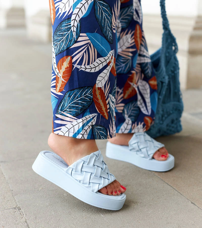 Niebieskie klapki na platformie Esposito