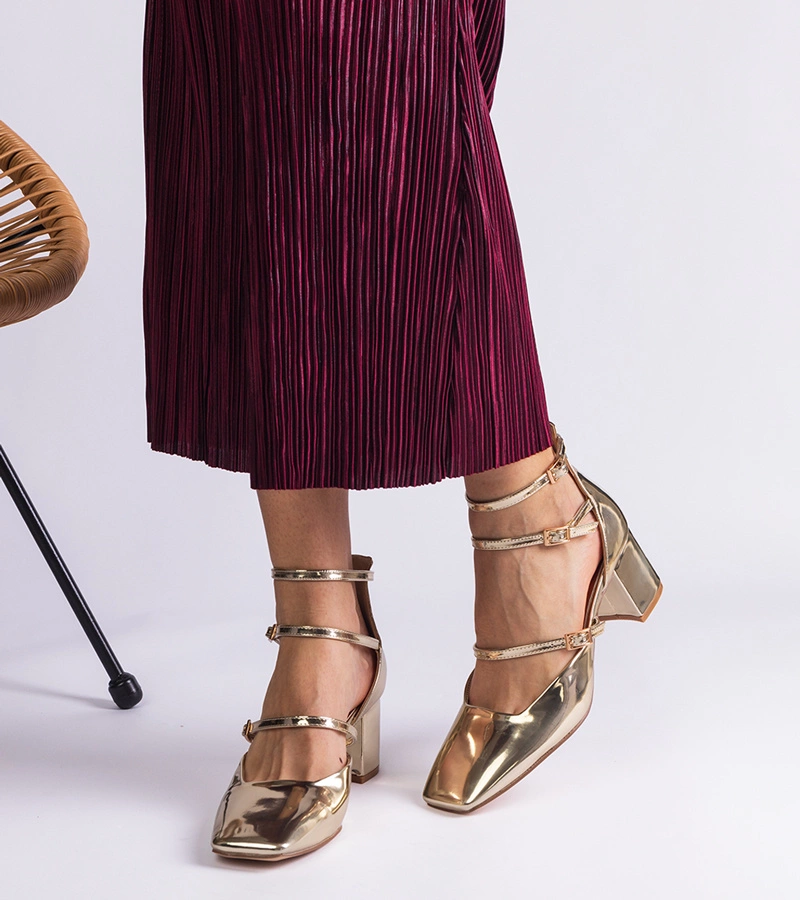 Złote czółenka lakierowane na słupku ze sprzączkami Kamola