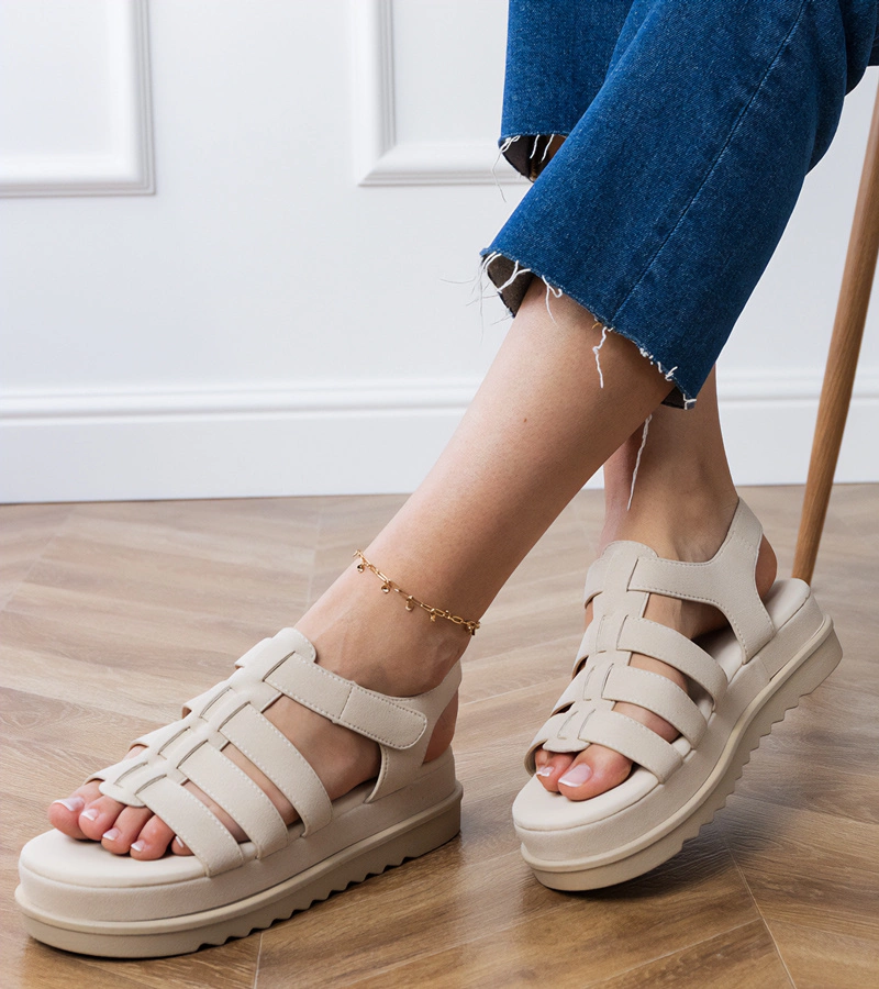 Beżowe sandały gladiatorki na platformie Hartos