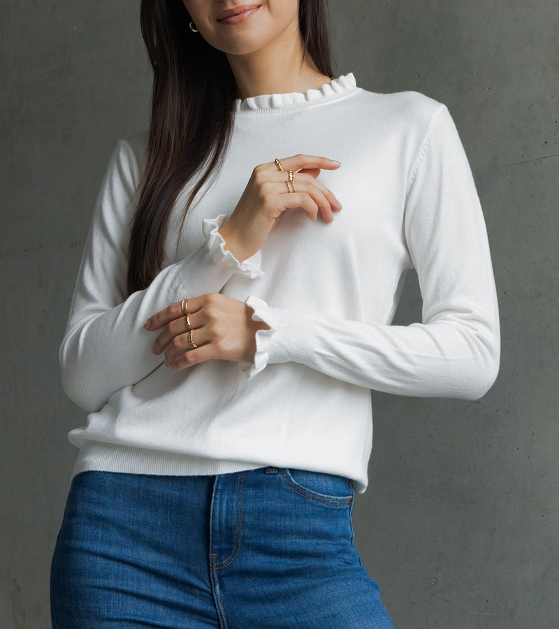 Biały miękki sweterek zdobiony falbanką Luel