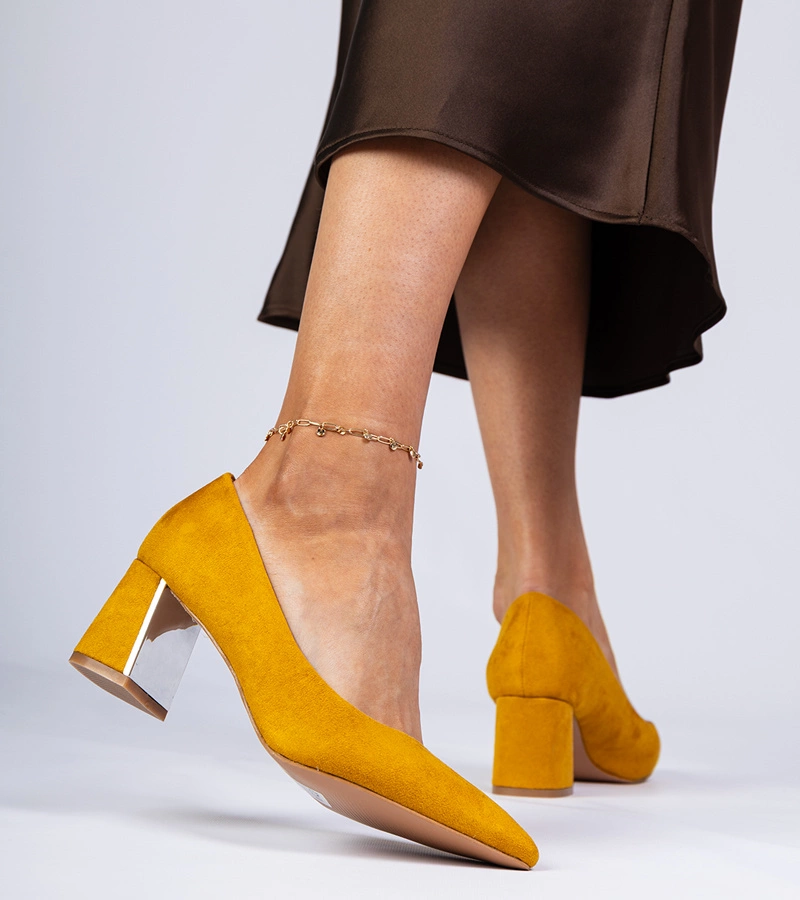 Zółte czółenka na elegancko zdobionym słupku Karry