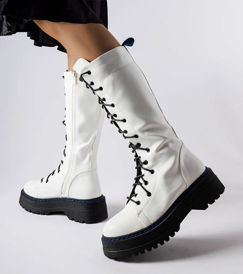 Białe ocieplane kozaki na platformie Hide