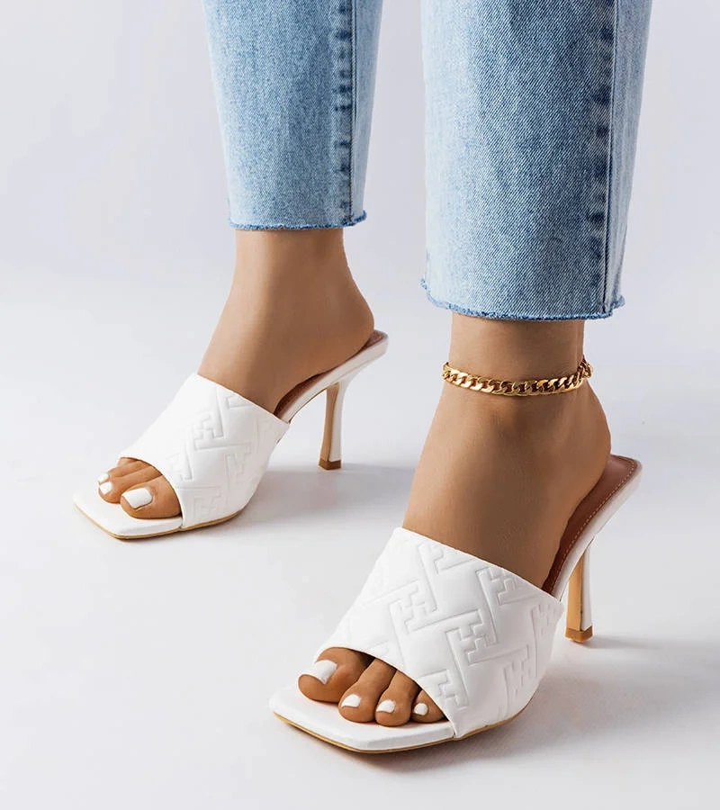 Białe eleganckie klapki na obcasie Cambrina