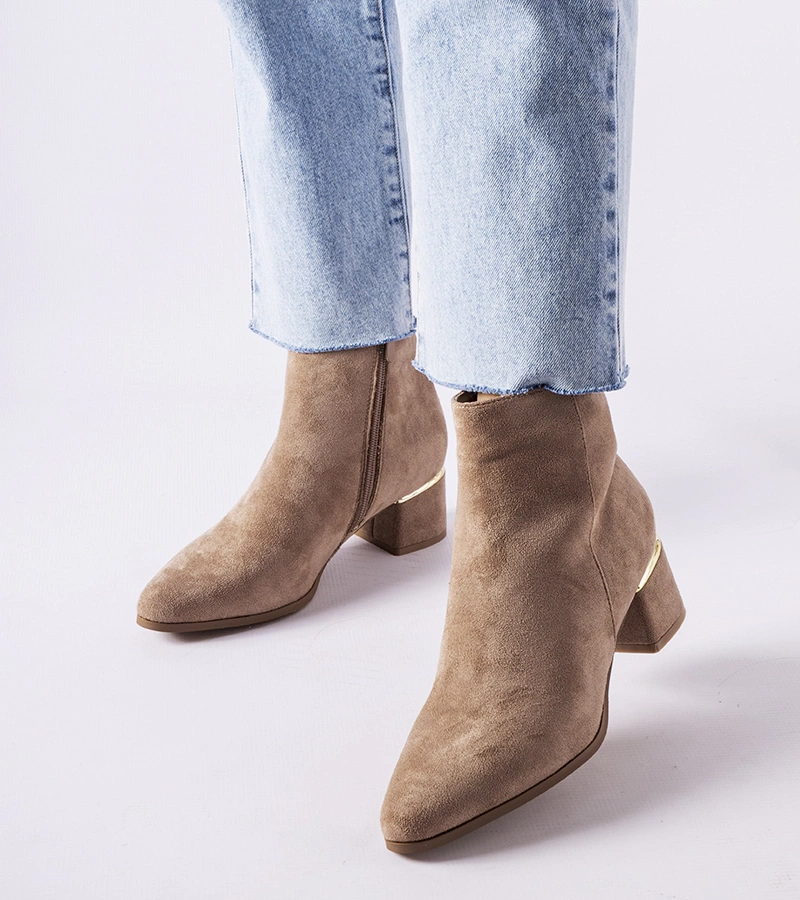 Beżowe botki na niskim słupku Tayyib