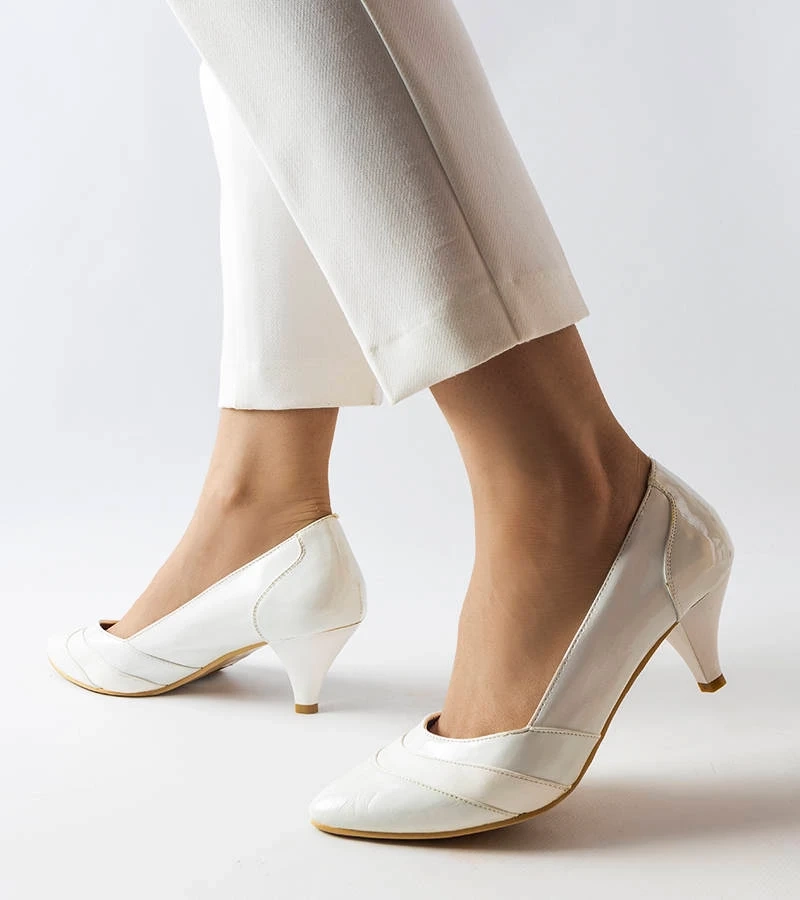 Białe czółenka na niskim obcasie Geremia