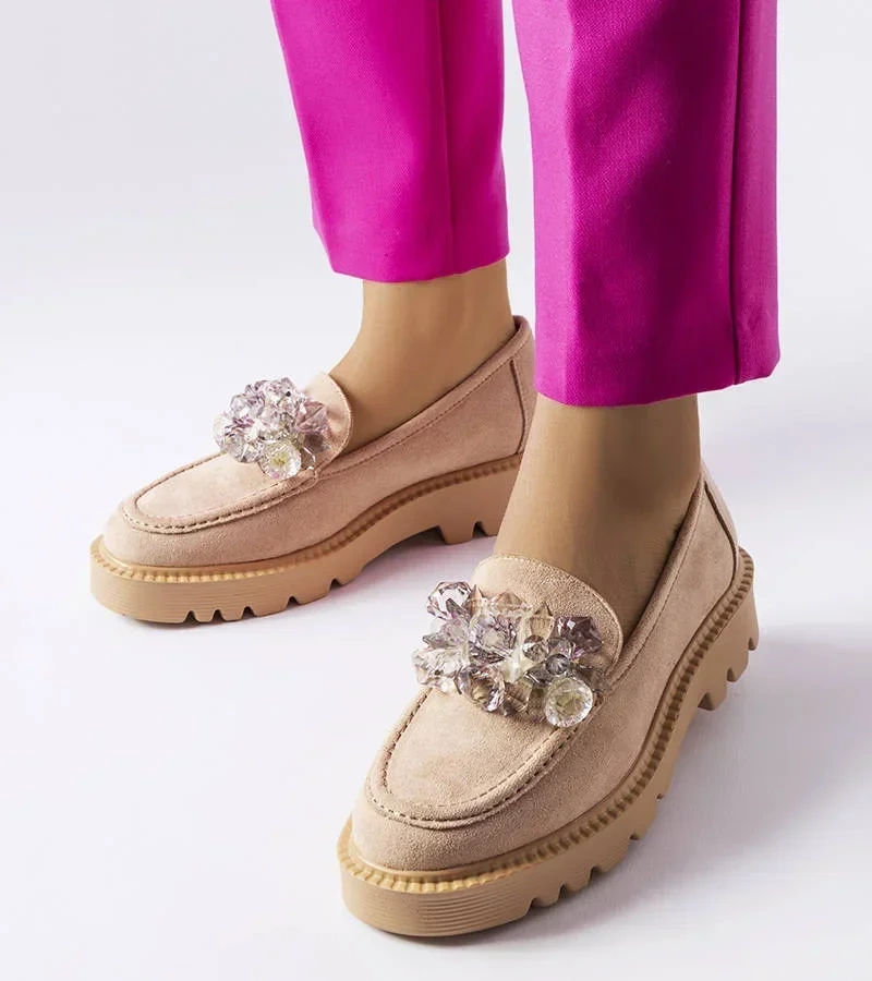Beżowe mokasyny zdobione kryształkami Vinceza