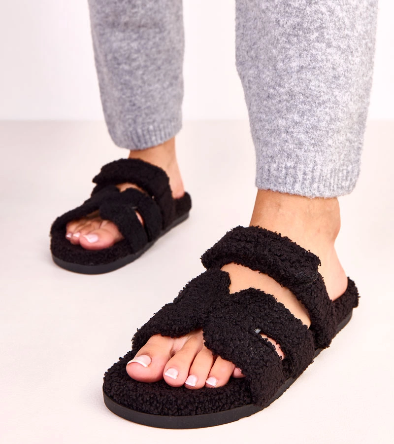 Czarne futrzane kapcie z otwartym przodem Greigan