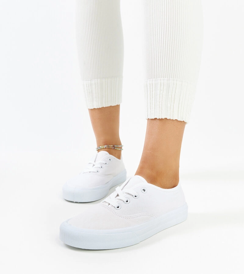 Białe materiałowe tenisówki Fantina