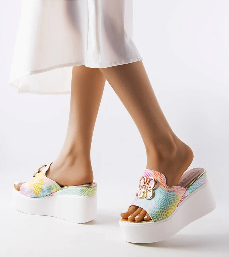 Tęczowe klapki na koturnie Havanna