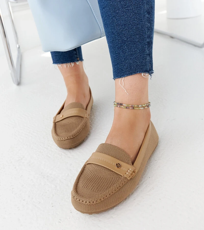 Beżowe materiałowe mokasyny Fombio