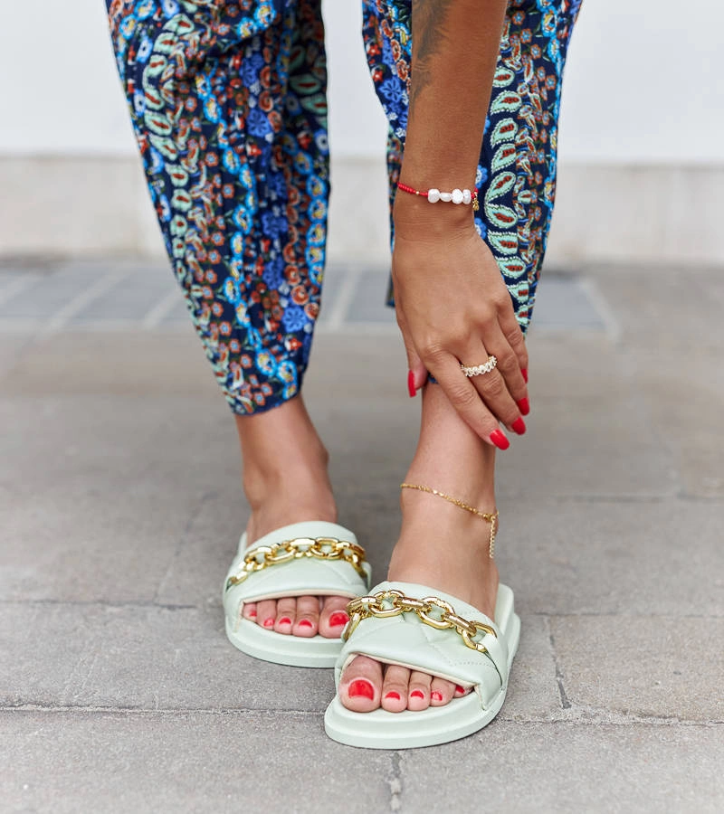 Zielone klapki zdobione łańcuchem Borgo