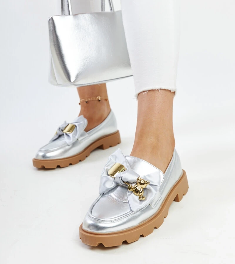 Srebrne mokasyny z ozdobną agrafką Bogumila