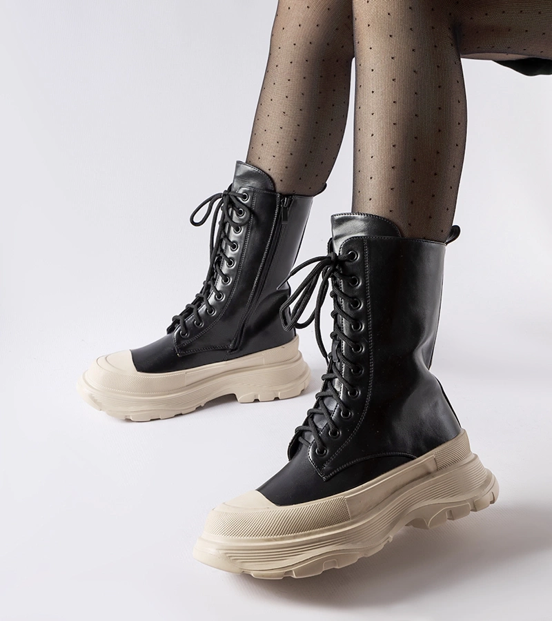 Czarne workery z grubą beżową podeszwą Crosia