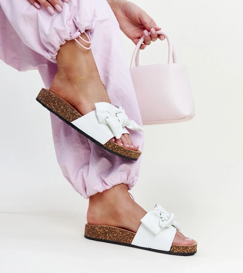 Białe klapki na korkowej podeszwie z kokardą Petresa